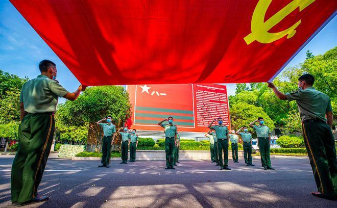 挑战14天不出门，家里只有白菜能做什么美食，教您做一碗荷包蛋面